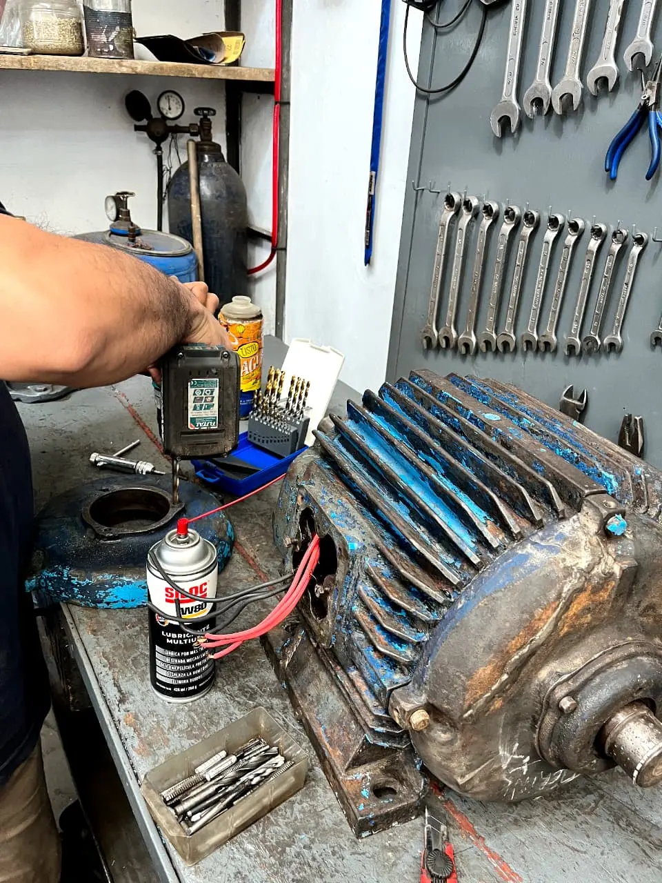 Taller Electrourban — técnicos en acción